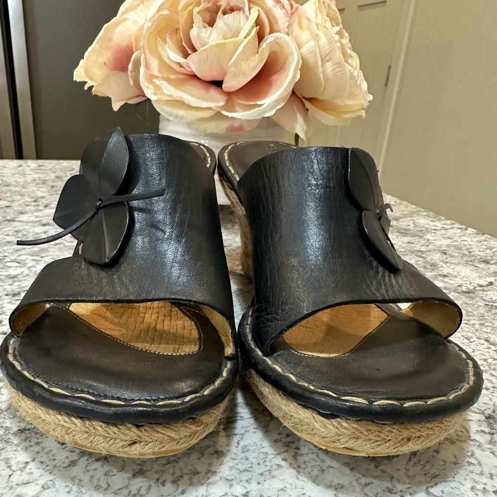Born espadrille wedge sandals, Black leather, Flower Detail, Size 10 - Picture 3 of 12